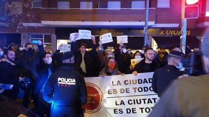 Casi un centenar de personas se concentraron este martes contra los cortes en la avenida Meridiana de Barcelona por el 1-O.