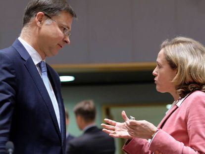 Nadia Calviño con el vicepresidente de la Comisión Europea, Valdis Dombrovskis, en Bruselas.