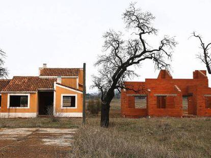 Viviendas abandonadas a medio construir, en Villamayor de Calatrava (Ciudad Real)