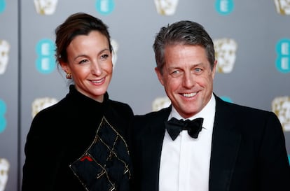 Hugh Grant y su esposa, Elisabet Eberstein en la gala de los premios BAFTA) en Londres, en febrero de 2020.