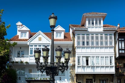 Situada a 50 kilómetros al este de Santander, Comillas destaca por su patrimonio modernista. El Capricho de Gaudí, una residencia de verano construida entre 1883-1885 siguiendo los planos del arquitecto catalán, es ejemplo de ello. El modernismo es igual de patente en la Universidad Pontificia de Comillas, un proyecto de Joan Martorell y con decoración de Lluís Domènech i Montaner. Más información: <a href="http://www.comillas.es/" target="_blank">comillas.es</a>