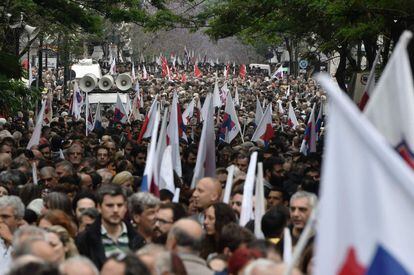 La multitud de protestantes en Atenas, durante el parón general de 24 horas.