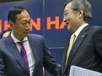 Terry Gou, presidente y consejero delegado de Hon Hai Technology Group, se da la mano con Kozo Takahashi, presidente de Sharp.