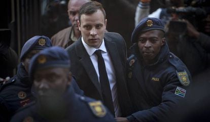 Oscar Pistorius llega rodeado de policías al Tribunal Superior de Pretoria.