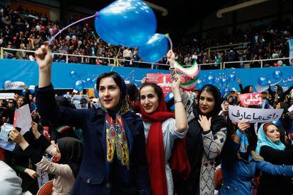 Ambiente en un mitin electoral del partido reformista iraní, en Teherán.