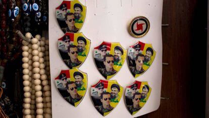 Chapas a la venta en Damasco con los rostros de los presidentes de Siria, Hafed y Bachar el Assad y del líder de Hezbolá, Hasán Nasralá.