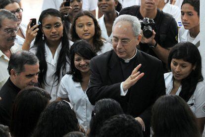 El enviado de la Santa Sede, Dominique Mamberti, charla con un grupo de estudiantes en La Habana.