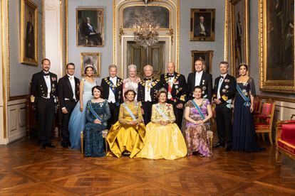 Foto de familia de las casas reales nórdicas durante el Jubileo de Oro de Carlos Gustavo de Suecia, el 15 september de 2023. Haakon de Noruega, a la derecha de la foto, acudió sin su esposa, Mette Marit, por encontrarse esta de baja.
