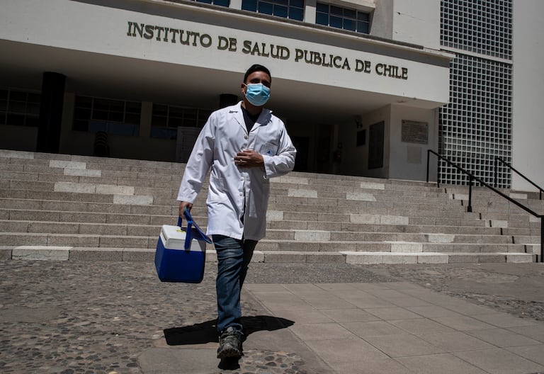 Un trabajador de salud en el Instituto Público de Salud en Santiago, Chile.