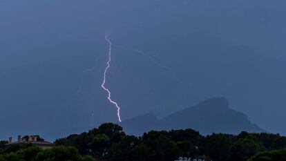 Un rayo cae sobre la isla de Dragonera en una tormenta.