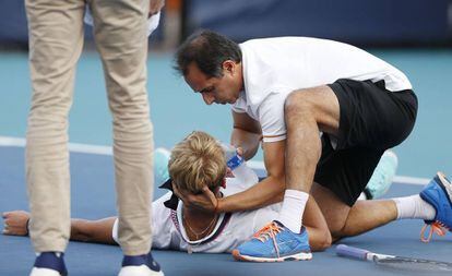 El tenista español Nicola Kuhn es atendido durante el partido de primera ronda en el torneo de Miami.