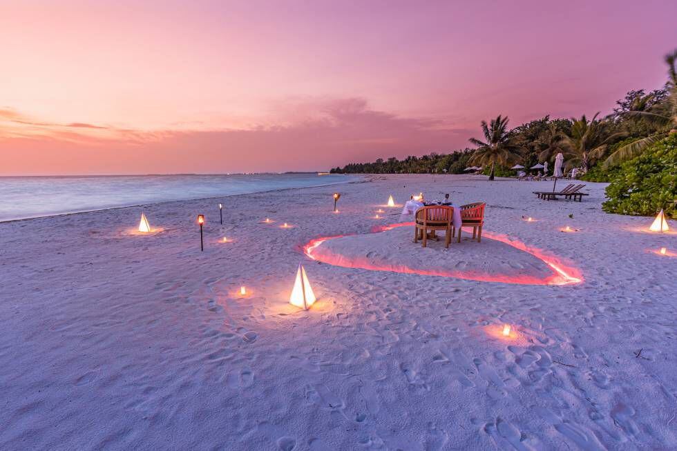 Maldivas es el destino elegido por muchos recién casados para pasar una luna de miel idílica. En la foto, una playa maldiva al atardecer.