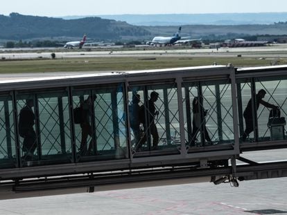 Turistas, a su llegada al aeropuerto Adolfo Suárez Madrid-Barajas.