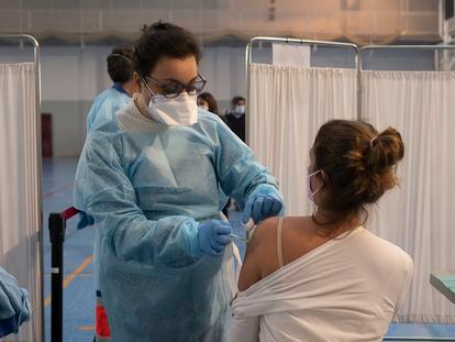 Profesionales de educación reciben la primera dosis de la vacuna AstraZeneca en las instalaciones del SADUS en Los Bermejales, Sevilla.