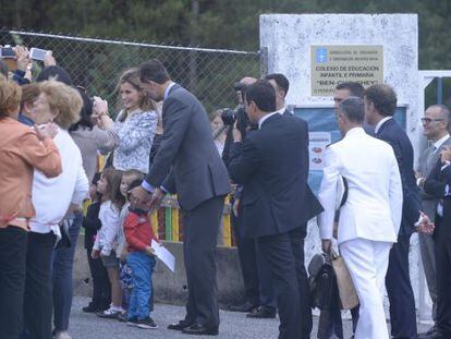 El ni&ntilde;o entrega la carta al Rey durante el acto en el colegio de Pereiro el pasado 16 de septiembre.