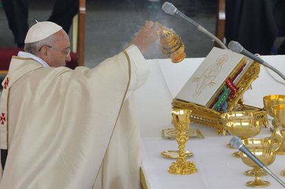 El Papa Francisco I prepara la Eucaristía durante la misa de canonización de los Papas Juan XXIII y Juan Pablo II en la Basílica de San Pedro en el Vaticano.