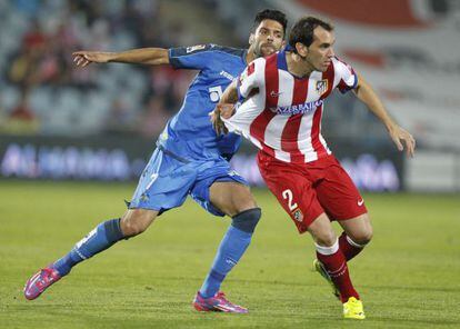 Lafita tira la camiseta de Godín, en el partido entre el Getafe y el Atlético.