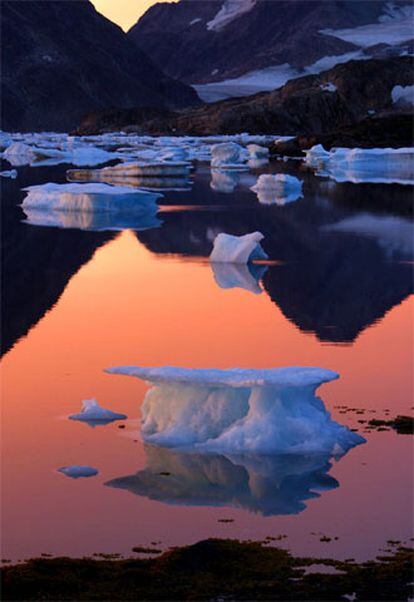 Un iceberg flota en la bahía de Kulusuk (Groenlandia), en el Ártico.