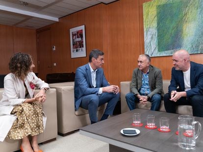 María Jesús Montero, Pedro Sánchez, Pepe Álvarez y Unai Sordo, en la reunión que han mantenido este lunes en la sede del PSOE.