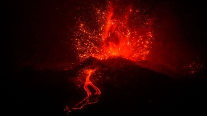 El volcán de Cabeza de Vaca, durante su erupción este martes.