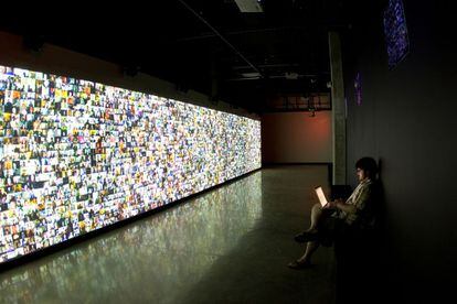"Hello World", instalación de Christopher Baker para la exposición "Big Bang Data", en Barcelona.