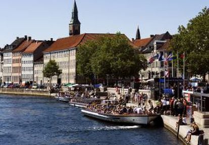 Turistas subiendo a un crucero por los canales de Copenhague.