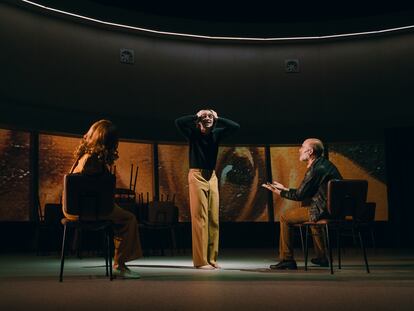 Escena de la obra 'Los gestos', los actores Fenanda Ordazi , Nacho Sánchez y Emilio Tomé en la imagen. CDN. Fotografía: LUZ SORIA