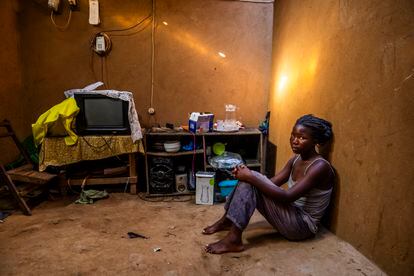 Belita tiene 17 años y vive con su hijo Albertino, de tres, en casa de su hermana en Monapo (Mozambique). Cuando tenía 14 se casó con un hombre mayor que la maltrató. Sueña con volver a la escuela.