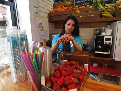 Varinia Ovando, en la tienda donde trabaja en Madrid.