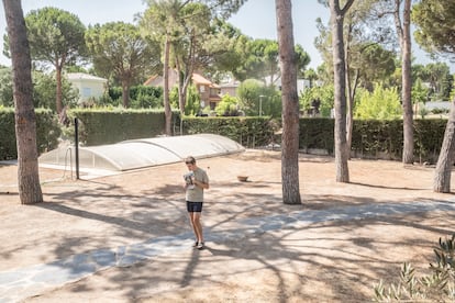 Uno de los inquilinos de la vivienda en San Sebastián de los Reyes, Alfonso Abelarra, pasea por el jardín.