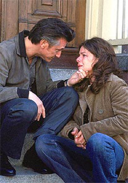 Sean Penn y Marcia Gay Harden, en 'Mystic River'.