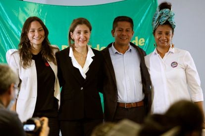 BOG400. BOGOTÁ (COLOMBIA), 18/01/2022.- La política colombiana Íngrid Betancourt (2i) posa junto a Jhon Frank Pinchao (2d) y compañeras de la Coalición de la Esperanza en Bogotá.
