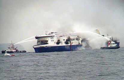 Dos barcos riegan el transbordador incendiado en el sur del Adriático para intentar contener las llamas. Las embarcaciones de salvamento se han enfrentado a duras condiciones meteorológicas debido al temporal sobre la zona.