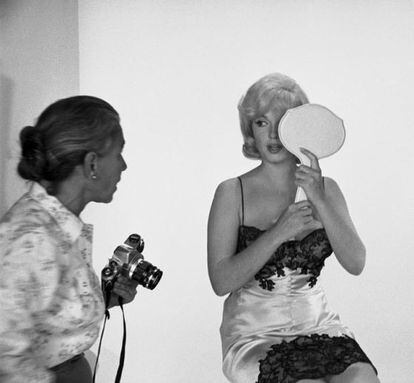 Eve Arnold habla con Marilyn Monroe, a quien fotografió durante el rodaje de Vidas Rebeldes.