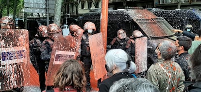 Los diputados de la CUP, en primera fila durante el desahucio.