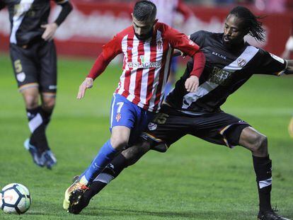 Santos recibe una entrada de Abdoulaye.