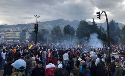 Manifestantes en la avenida 6 de diciembre de Quito.