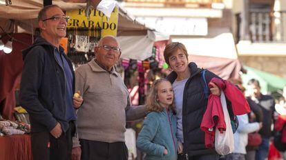 Una familia, en Manzanares el Real (Madrid).