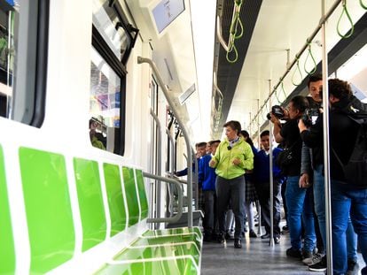 Claudia López recorre un vagón del futuro Metro de Bogotá (Colombia), el 10 de agosto.