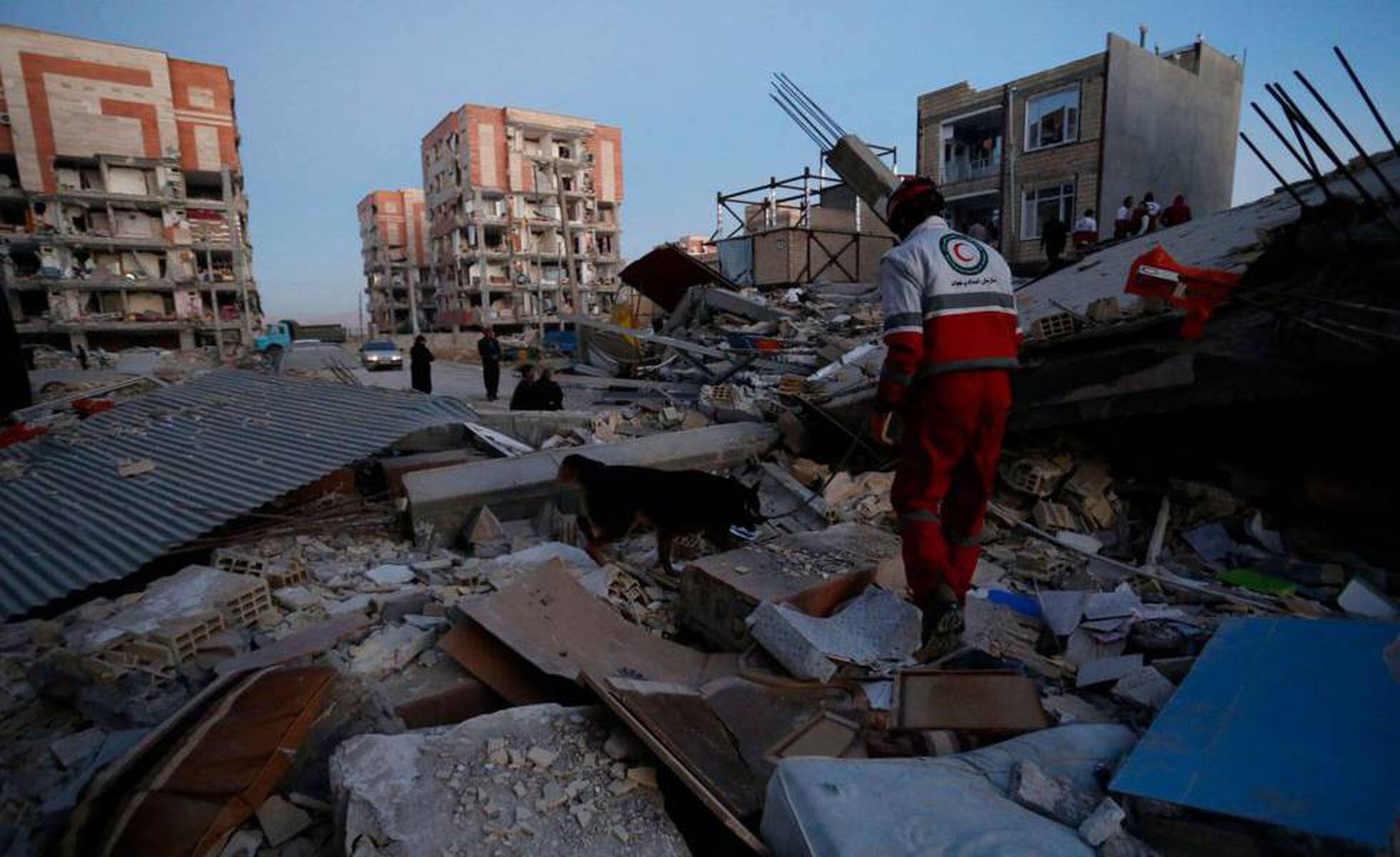 Al menos dos muertos y 241 heridos en un terremoto en Irán ...
