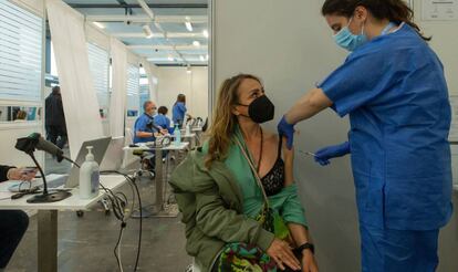 Una infermera vacuna una dona al centre de vacunació de la Fira de Barcelona.