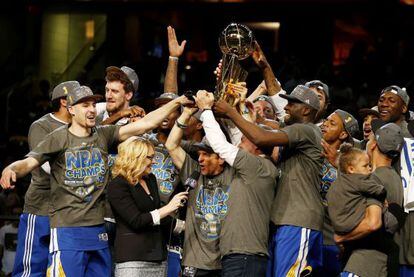 Els Warriors, amb el trofeu de campions de la NBA.