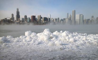 El perfil de Chicago asoma sobre el mar de nubes formado por los efectos del temporal de frío y nieve que azota parte de Estados Unidos.
