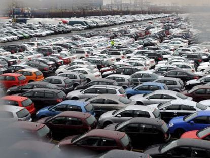 Coches nuevos listos para ser embarcados para su exportación en Bremerhaven (Alemania).