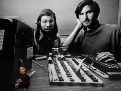 Steve Jobs ante una foto historica del primer ordenador que fabric&oacute; junto a Steve Wozniak.