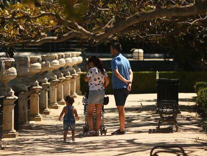 Una familia pasea por un parque de Aranjuez. 