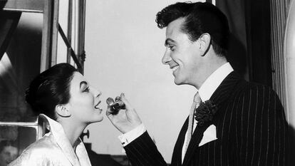 Maxwell Reed y Joan Collins, en la recepción de su boda en 1952.