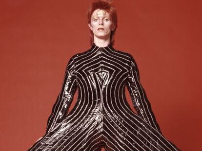 David Bowie con un diseño del japonés Kansai Yamamoto.