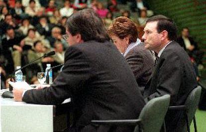 Juan José Ibarretxe, junto a Gorka Knörr (EA) y Josune Ariztondo (PNV).