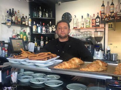 Javier Merino, en su bar de Griñón (Madrid).